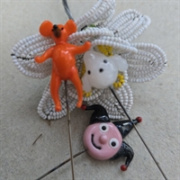 orange-bamse-sort-hat-på-narhoved-hvidt-puddelhund-hoved-gamle-glas-nipsenåle